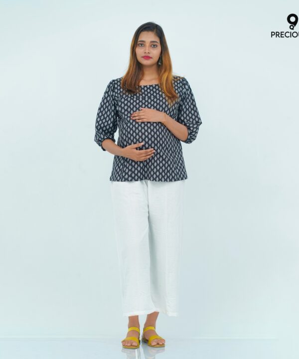 Printed cotton maternity short top with white motifs